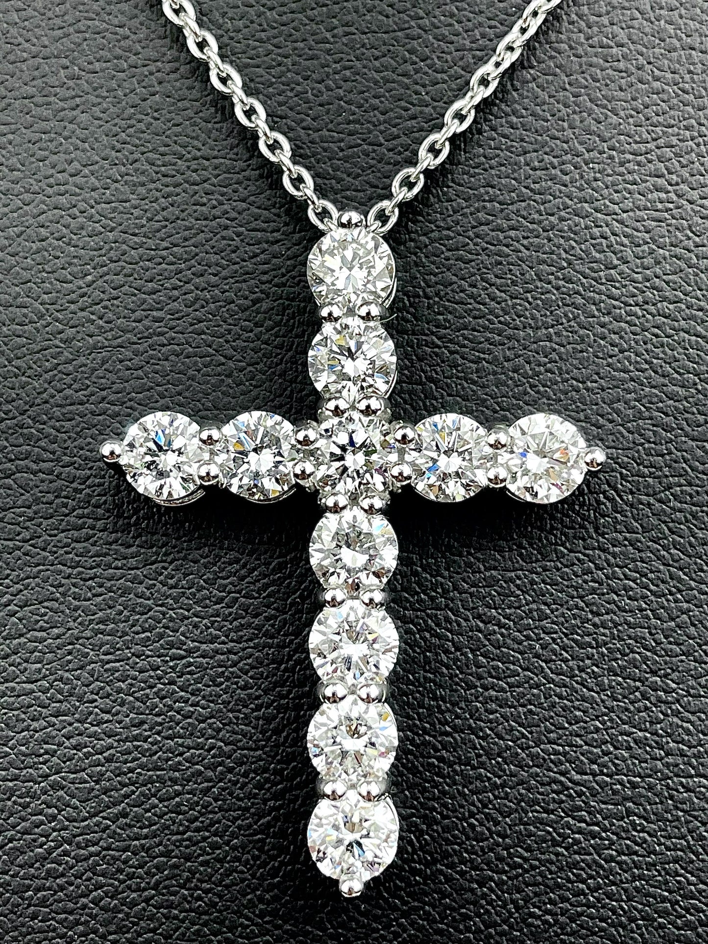 Round Diamond Cross Pendant Necklace 18K