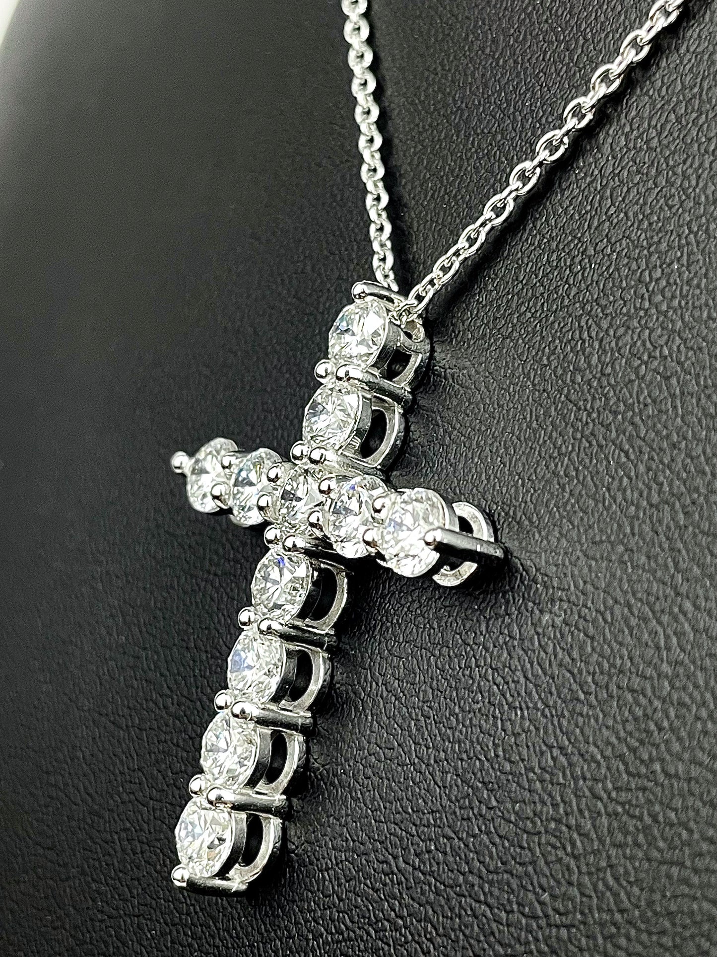 Round Diamond Cross Pendant Necklace 18K