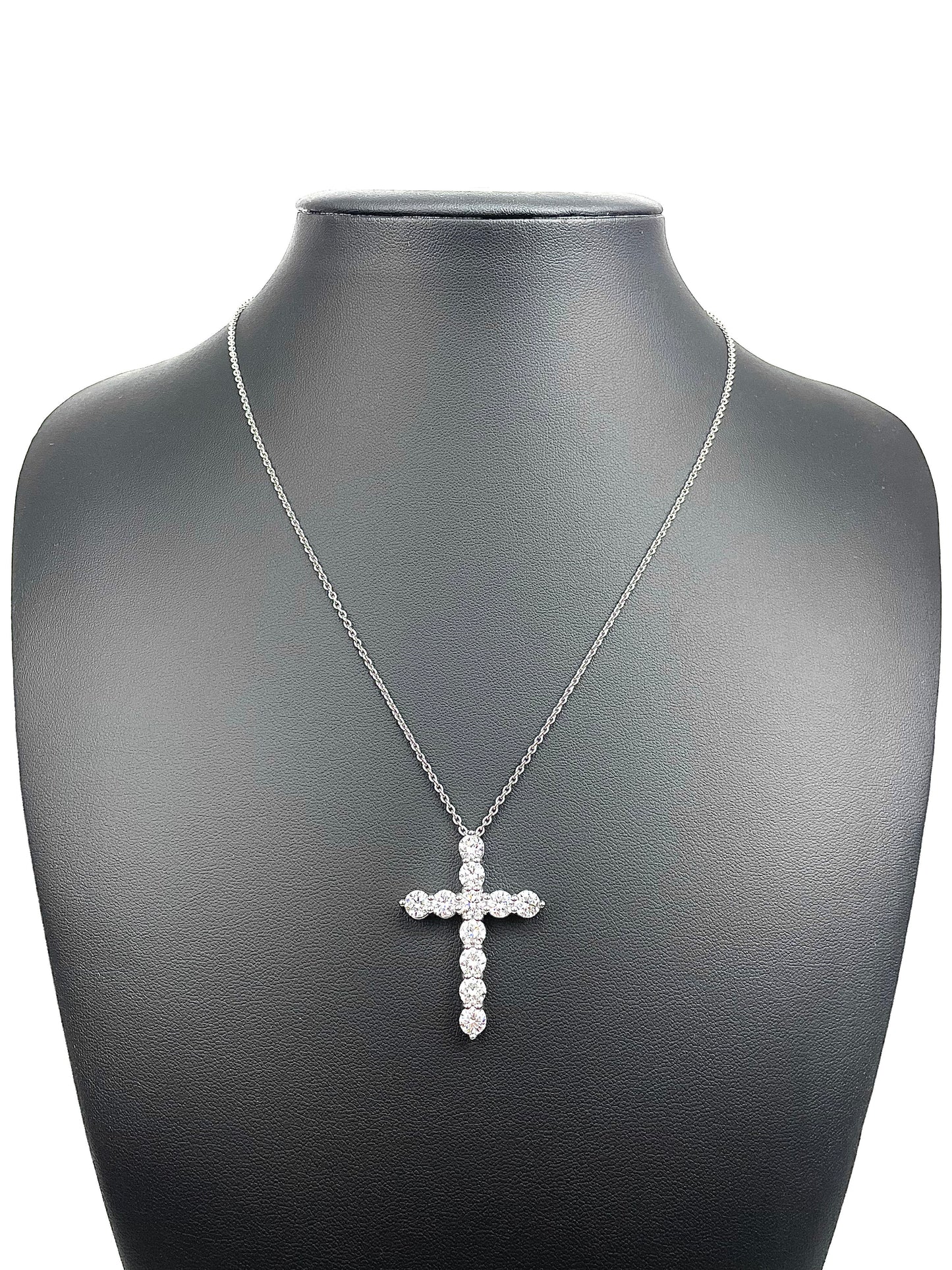 Round Diamond Cross Pendant Necklace 18K