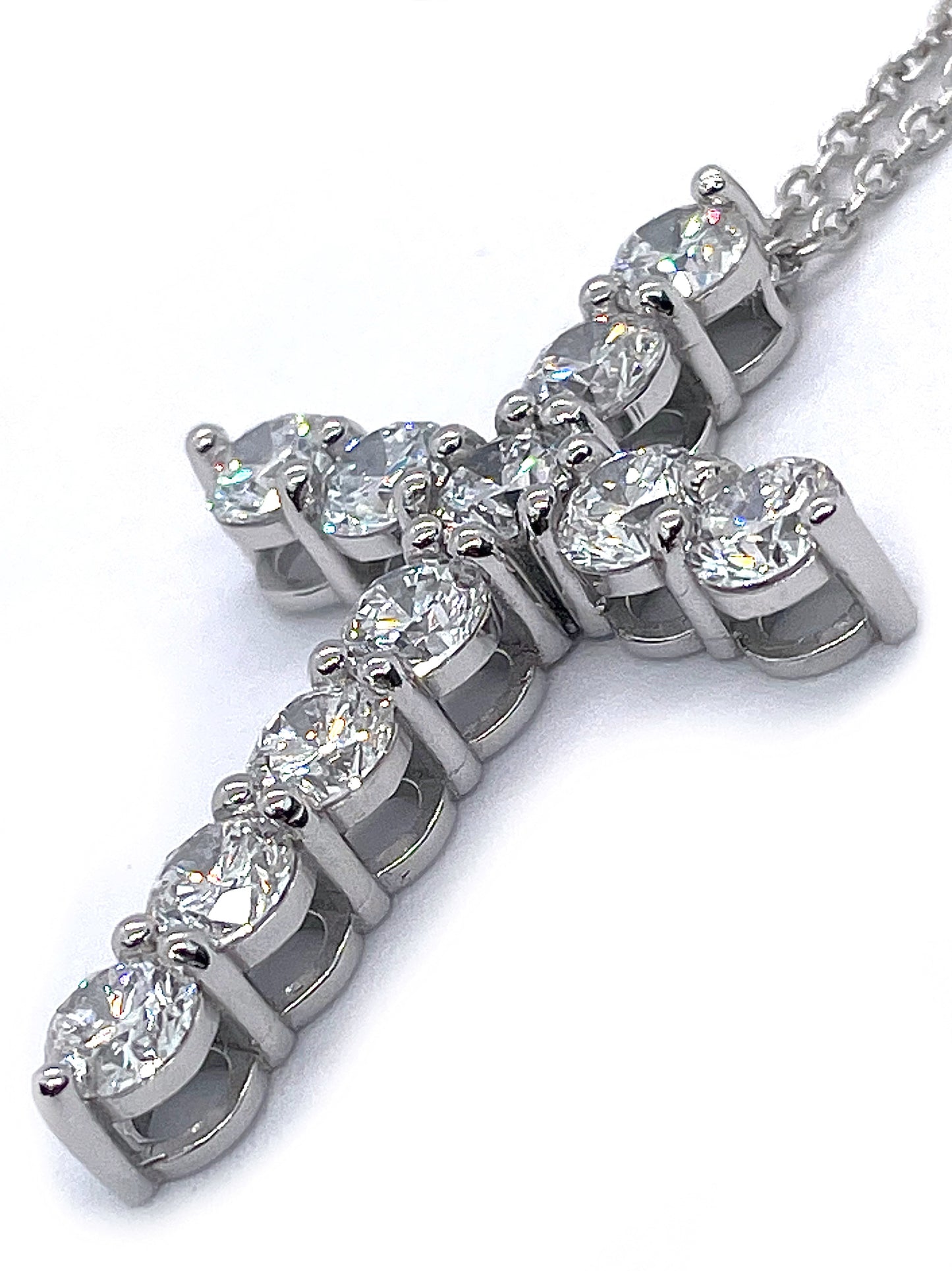 Round Diamond Cross Pendant Necklace 18K