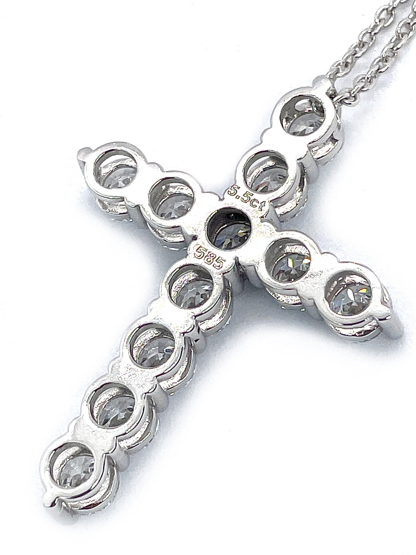 Round Diamond Cross Pendant Necklace 18K