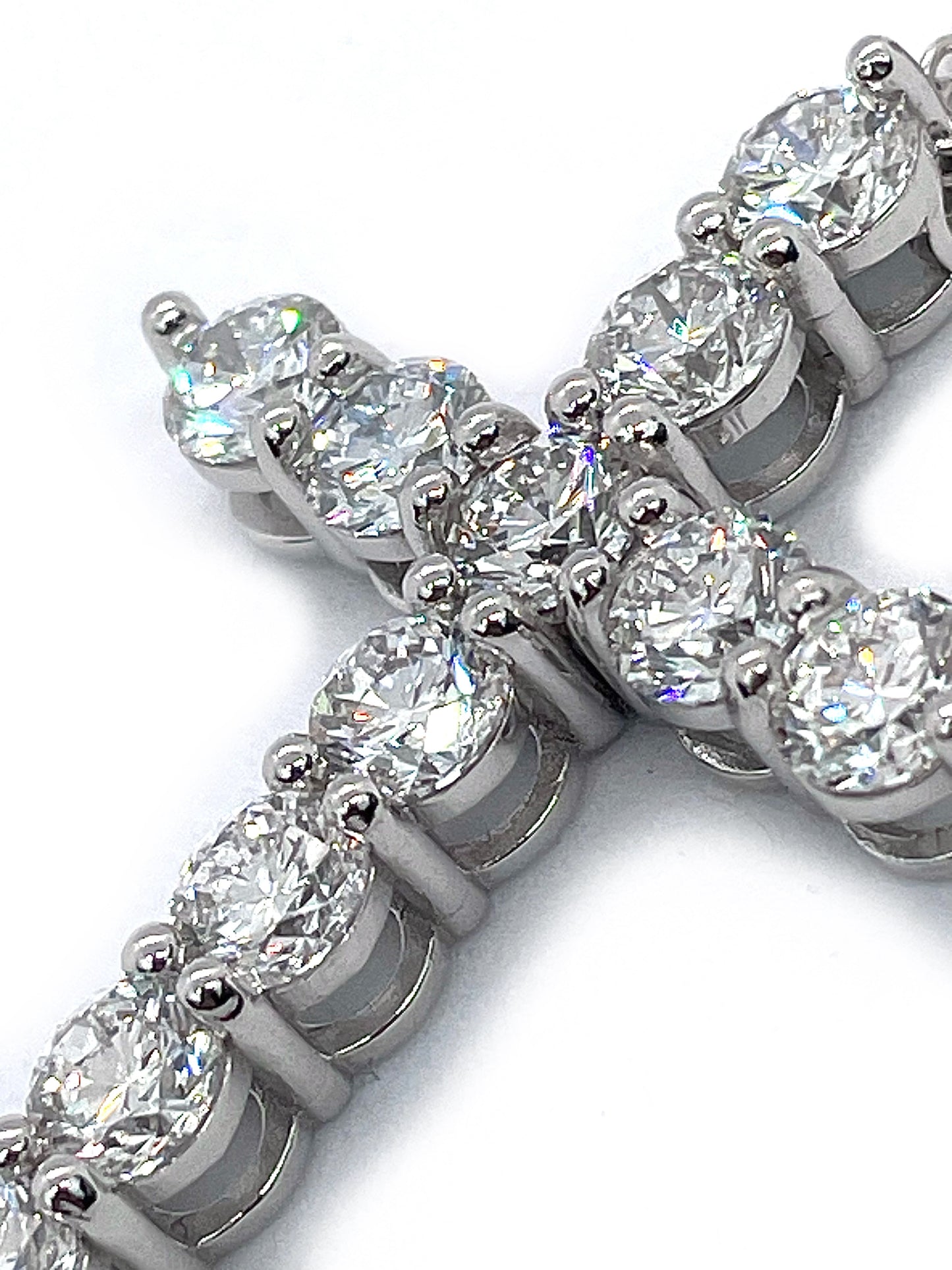 Round Diamond Cross Pendant Necklace 18K