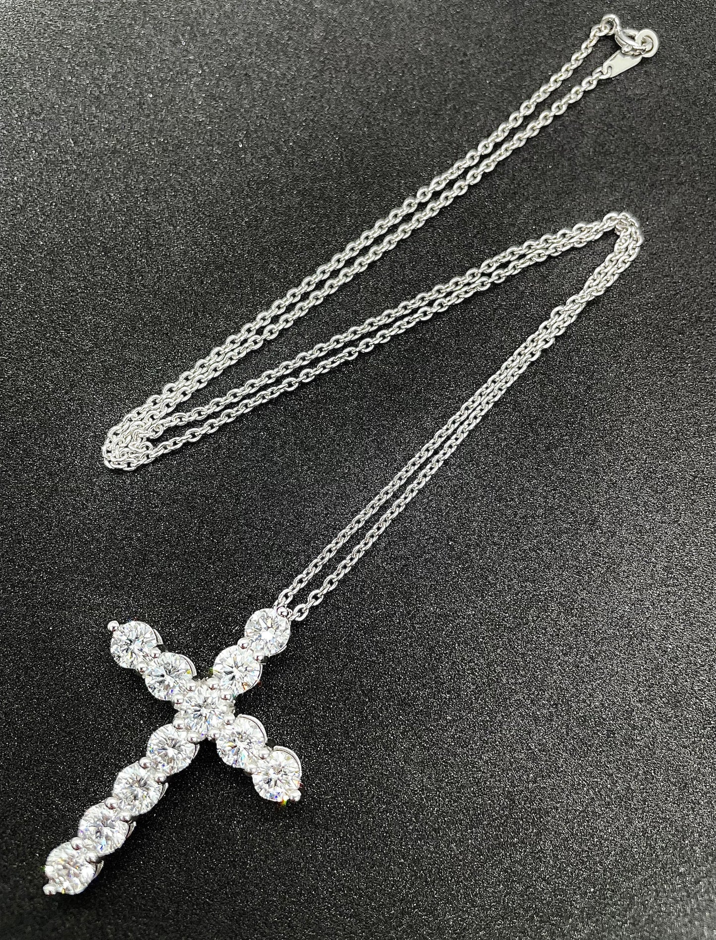 Round Diamond Cross Pendant Necklace 18K
